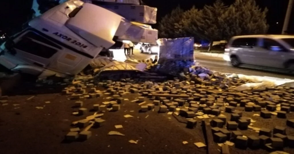 Parke Yüklü Tır Refüje Çarptı