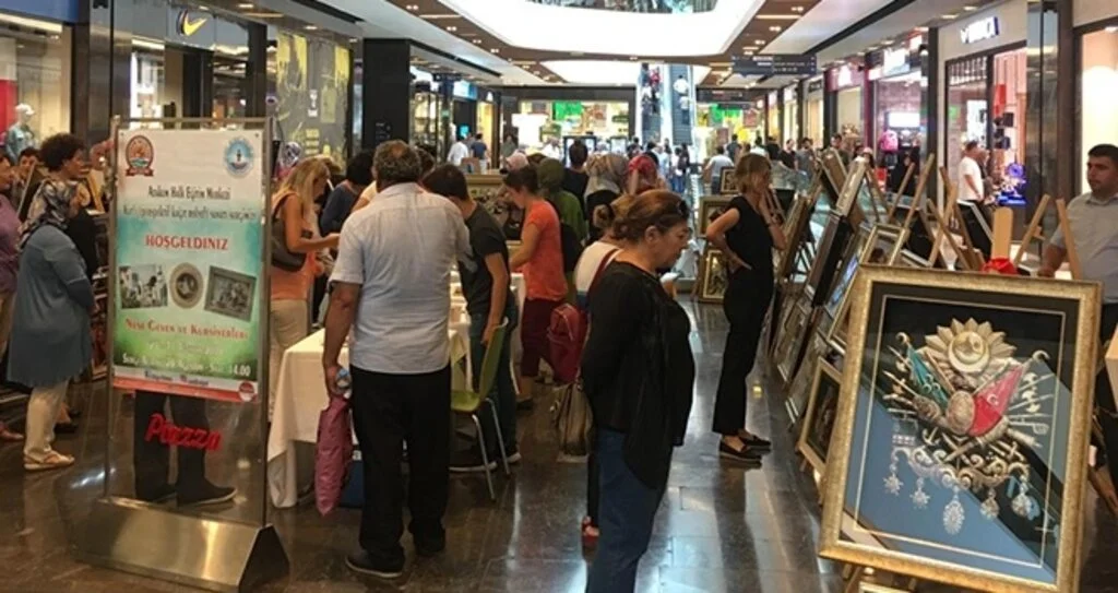 Piazza’da Göz Kamaştıran Sergi