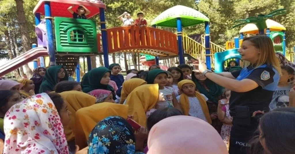 Polisler Parklarda Oyun Oynayan Çocuklarla Bir Araya Geldi