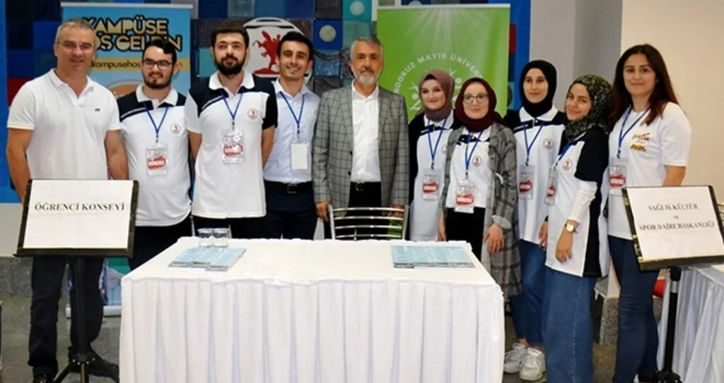 Rektör Bilgiç Kayıt Yaptıran Yeni Öğrencilerin Heyecanına Ortak Oldu