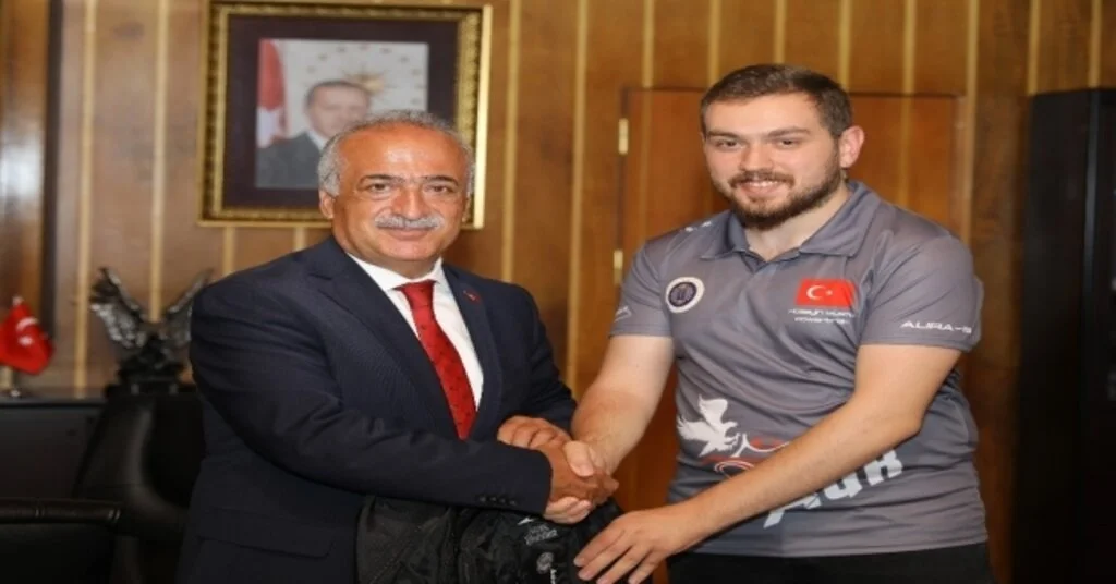 Rektör Çomaklı, Dünya 3.sü Olan Öğrencilerin Mutluluklarına Ortak Oldu