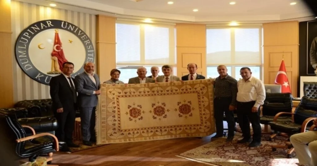 Rektör Kazım Uysala El Dokuması Halı Hediye Edildi