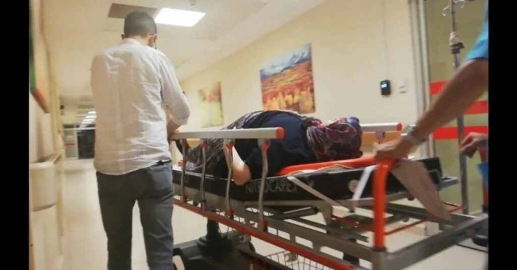 Römorktan Düşen Yaşlı Kadın Ölümden Döndü