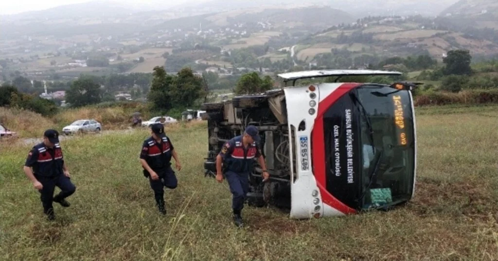 Sağanak Yağıştan Kayan Halk Otobüsü Tarlaya Yuvarlandı: 4 Yaralı