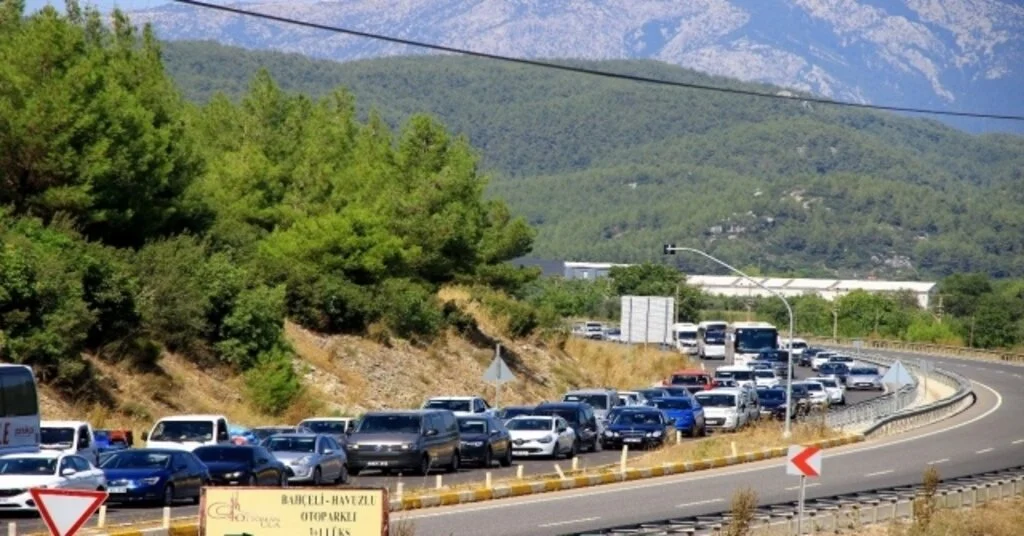 Sakin Kentin Nüfusu 25 Katına Çıktı, Trafik Durdu