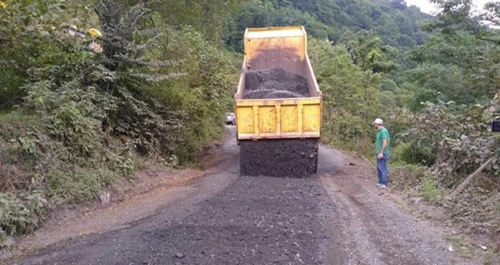 Salıpazarı'nda Asfalt Yol Atağı