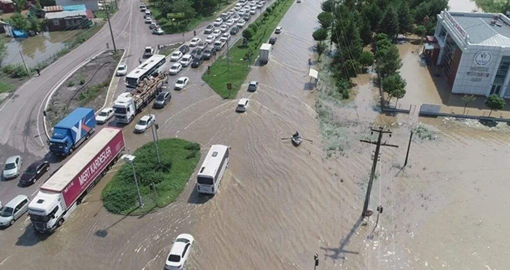 Samsun-Ordu yolunda selden dolayı ulaşım aksadı