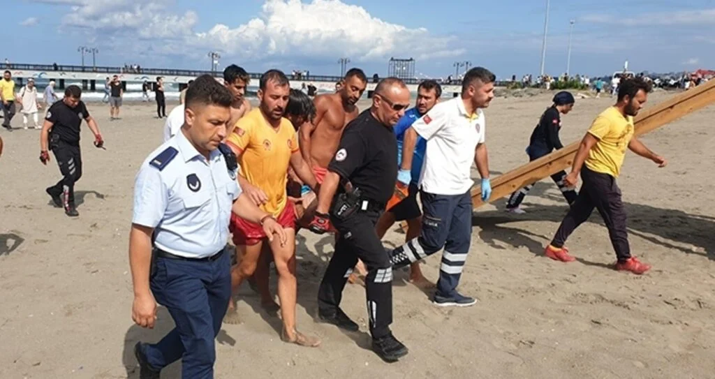 Samsun'da Boğulma tehlikesi geçiren yaşlı adamı cankurtaranlar kurtardı