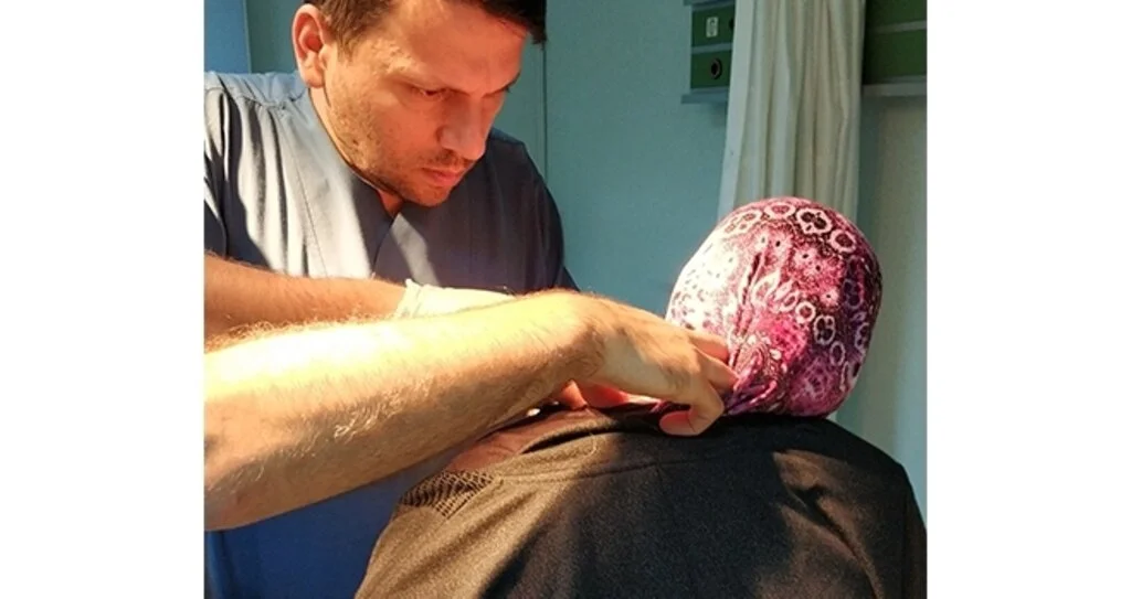 Samsun'da Boynuna tutunan kene hastanede çıkarıldı