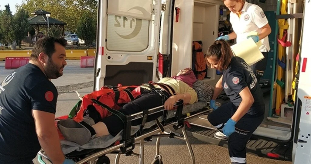 Samsun'da Çatıdan düşen genç kız ambulans helikopter ile hastaneye kaldırıldı