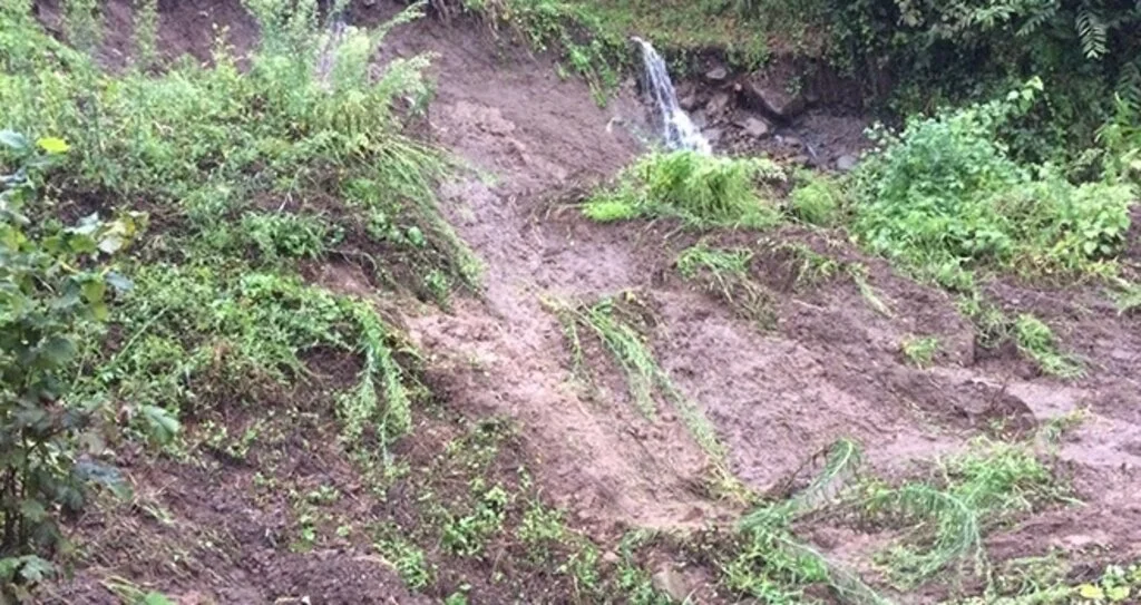 Samsun'da Heyelan oldu, kayan toprak eve 2 metre kala durdu