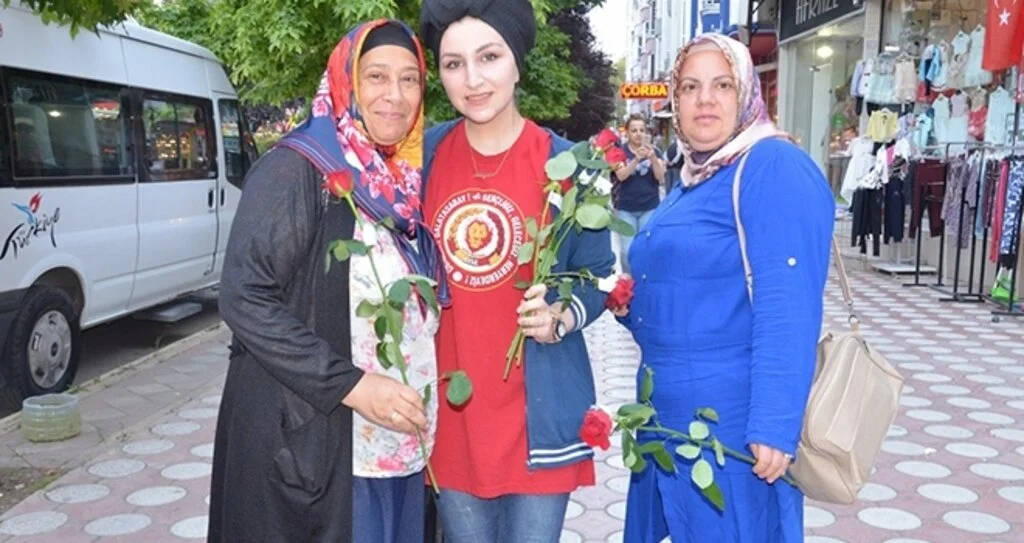 Samsun'da Kadına şiddete 'güllü protesto'