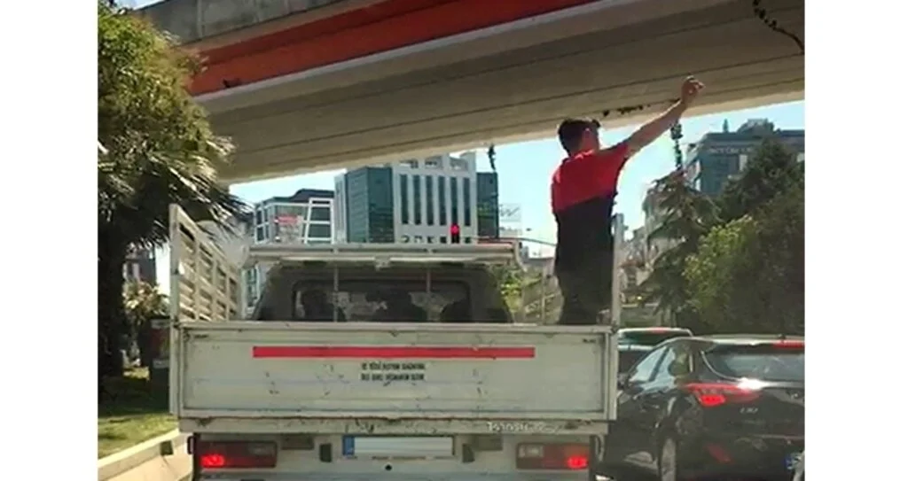 Samsun'da Kamyonetin Arkasında Tehlikeli Yolculuk!