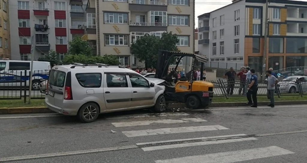Samsun'da Karşıya geçen forklifte çarptı