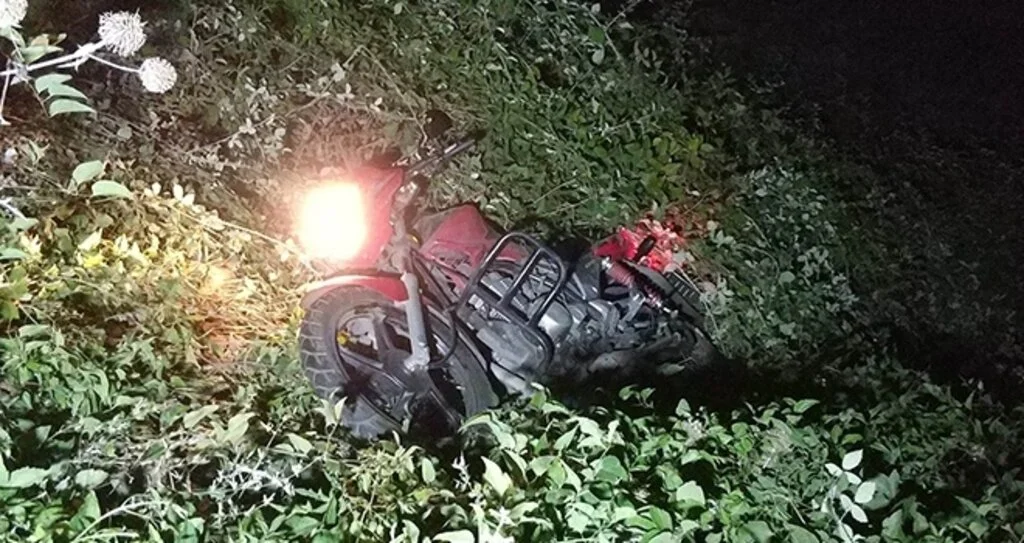 Samsun'da Motosikletle gece yarısı şarampole yuvarlanıp hastanelik oldular