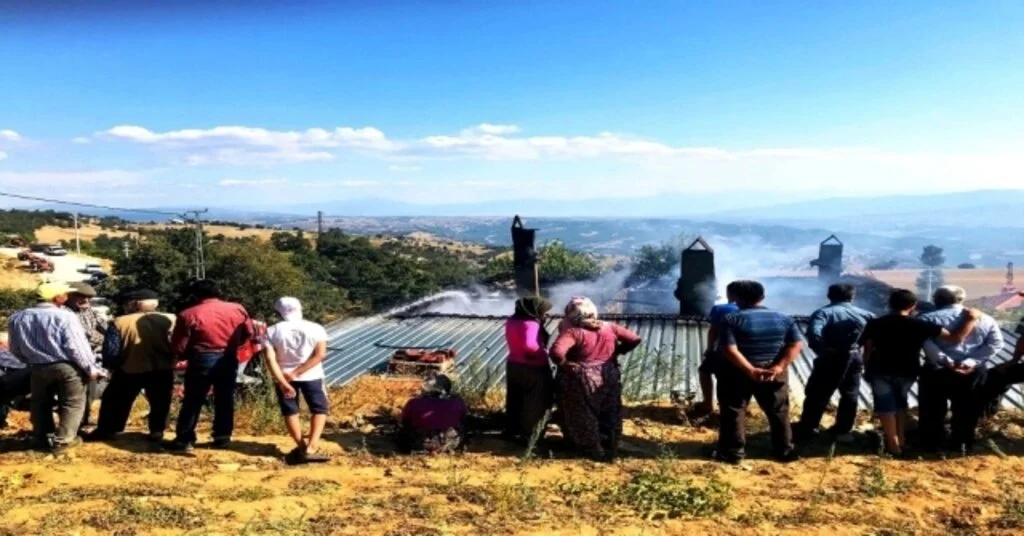 Sarıgölde Çıkan Yangın, Tek Katlı Evi Küle Döndürdü