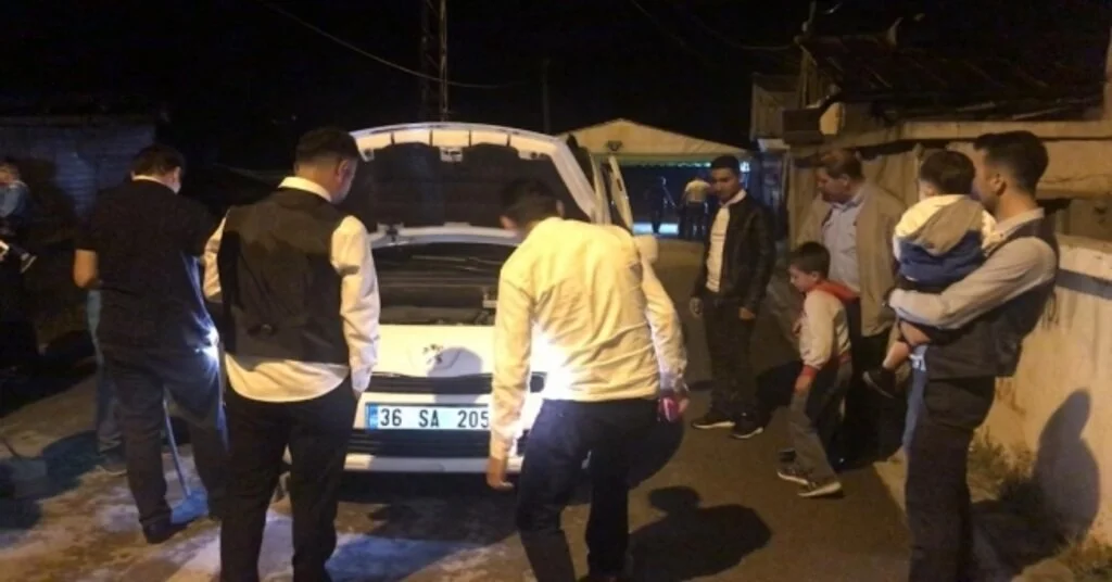 Sarıkamışta Araç Motoruna Giren İki Kedi 4 Saatte Kurtarıldı