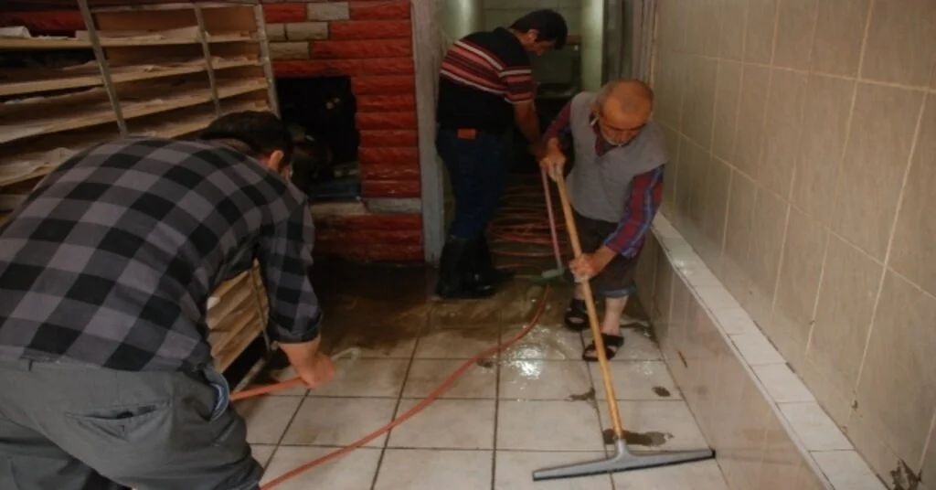 Sel Sonrası Dükkanlarda Temizlik Mesaisi
