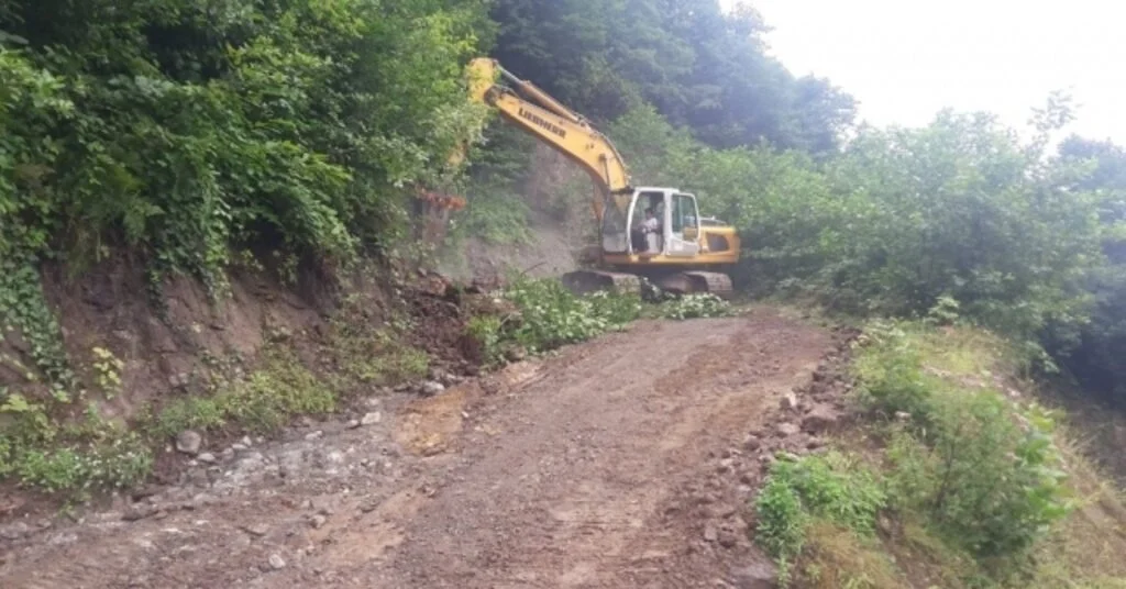 Selden Bozulan Yollar Onarılıyor