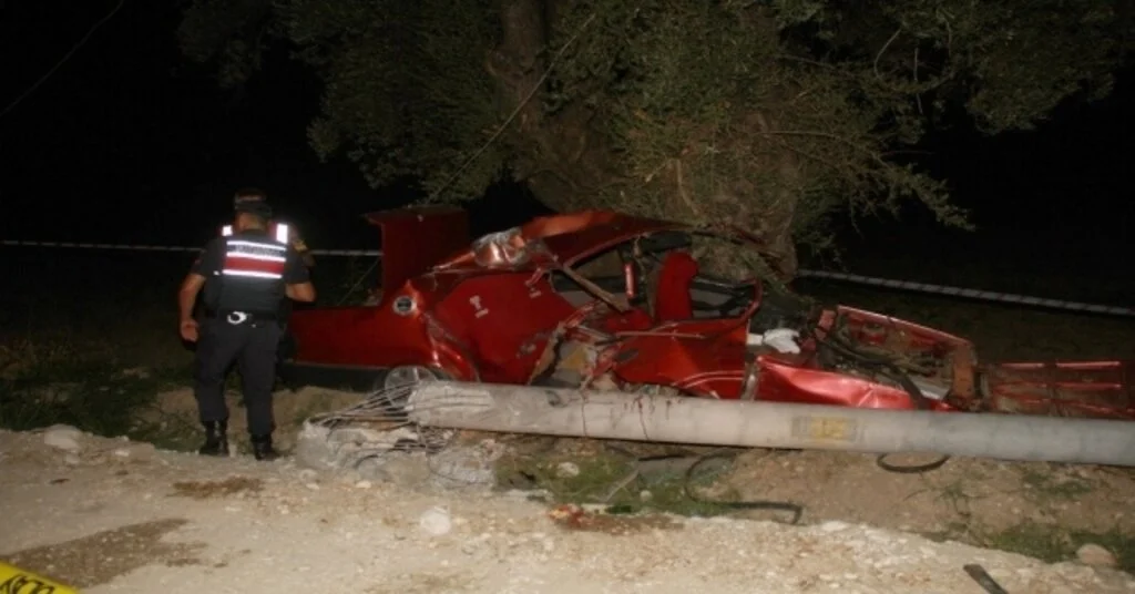 Seydikemerde Kontrolden Çıkan Otomobil Elektrik Direğine Çarptı: 2 Ölü, 2 Yaralı