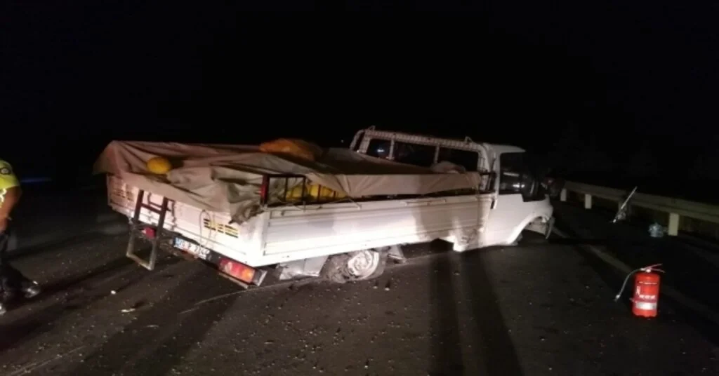 Seyir Halindeki Kamyonet Lastikleri Alev Alarak Devrildi