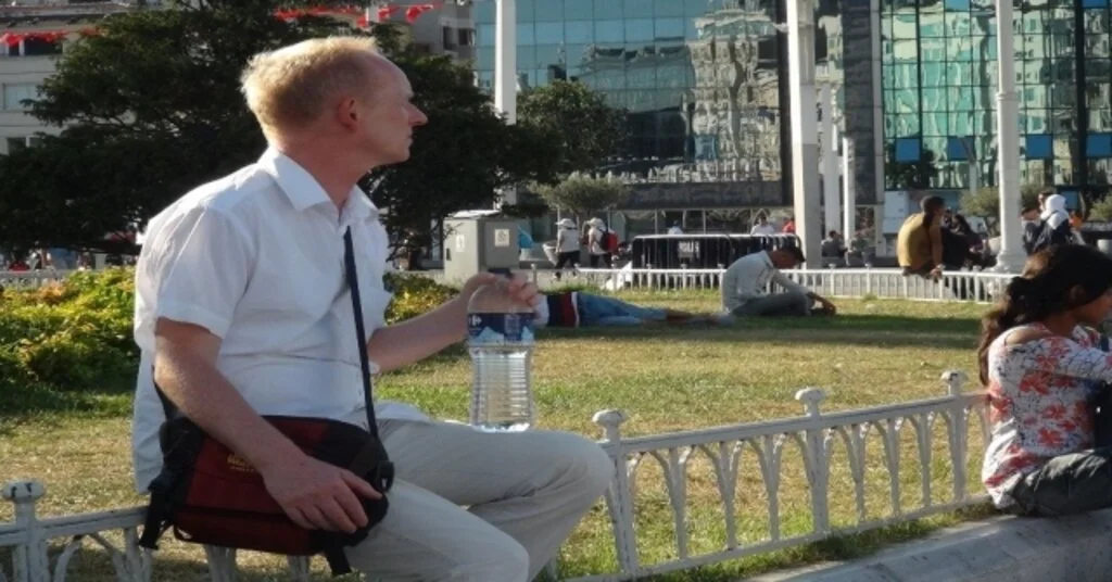 Sıcaktan Bulanan Vatandaş Süs Havuzunda Serinledi