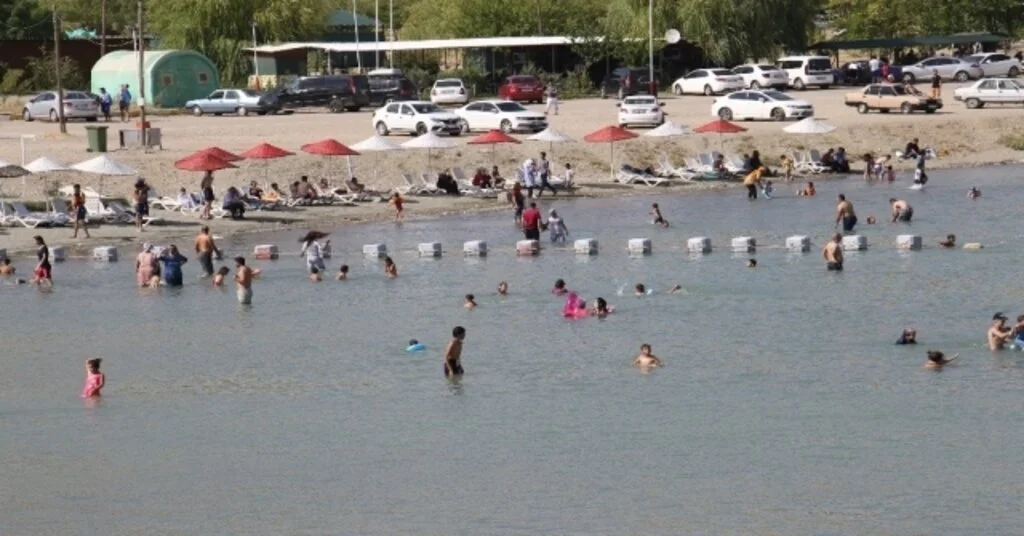 Sıcaktan Bunalanlar Hazar Gölünde Serinliyor