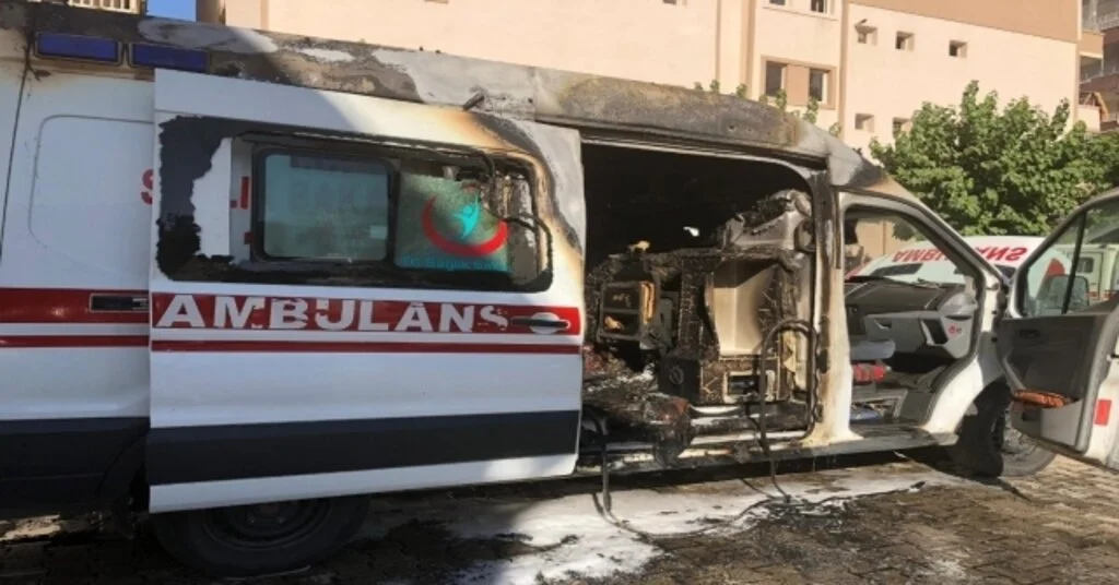 Siirtte Park Halindeki Ambulans Alev Aldı