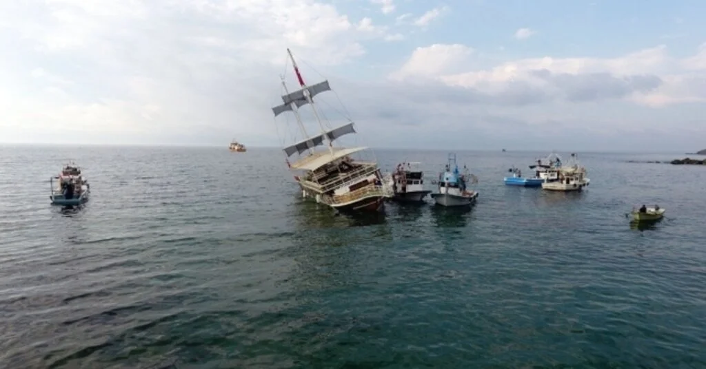 Sinopta Karaya Oturan Gezi Teknesini Kurtarma Çalışmaları