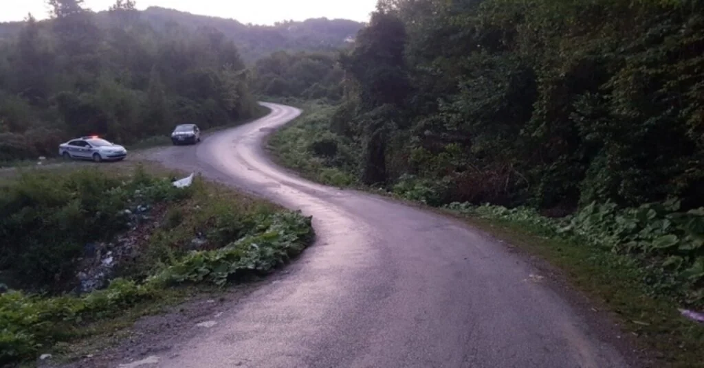 Sinopta Şarampole Uçan Araçta Sıkışan 4 Kişi Güçlükle Çıkarıldı