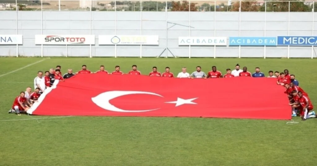 Sivasspor İdmanda Dev Türk Bayrağı Açtı