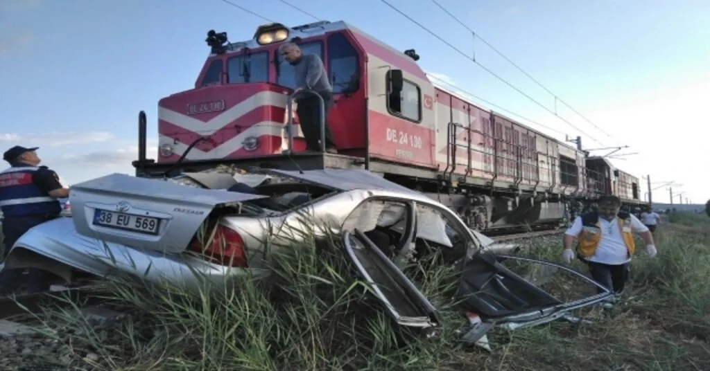 Sivasta Lokomotif İle Otomobil Çarpıştı: 1 Ölü, 2 Yaralı