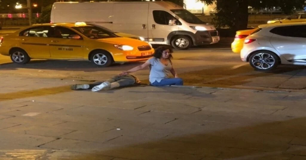 Sokak Ortasındaki Tartışma Kanlı Bitti... Defalarca Bıçaklayıp, Darp Edip Kaçtılar
