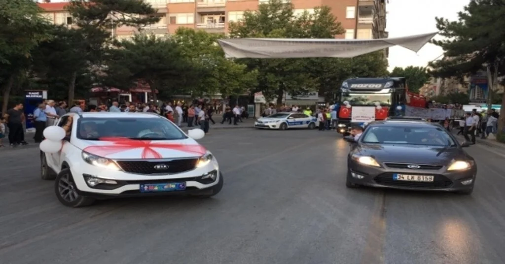 Sünnet Olan Çocuklara Mehteran Eşliğinde Tırla Şehir Turu
