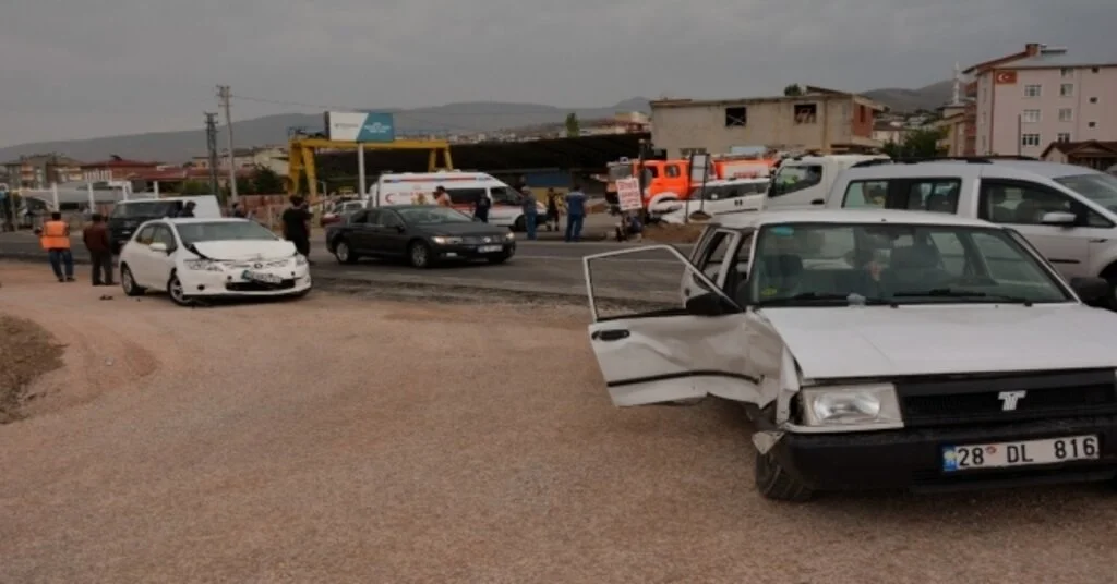 Suşehrinde Trafik Kazası: 3 Yaralı