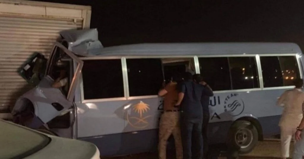 Suudi Arabistanda Hostesleri Taşıyan Minibüs Kaza Yaptı: 1 Ölü, 11 Yaralı
