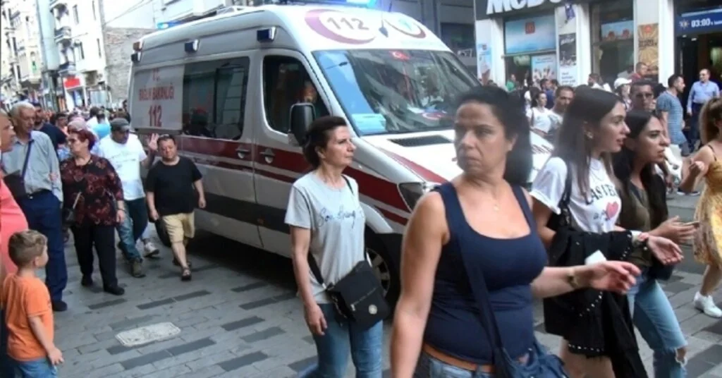 Taksimdeki Bir Mağazada Düşen Kişi Bacağından Yaralandı
