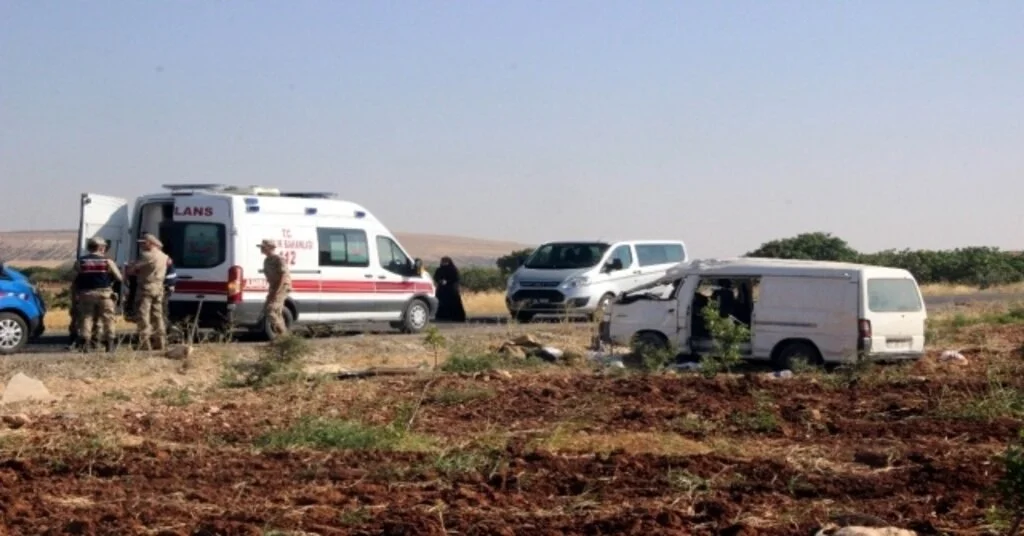Tarım İşçisi Göçmenleri Taşıyan Minibüs Devrildi: 2 Ölü, 20 Yaralı