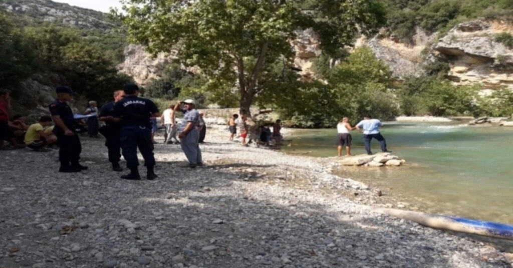 Tarsusta Gölete Giren Genç Boğuldu