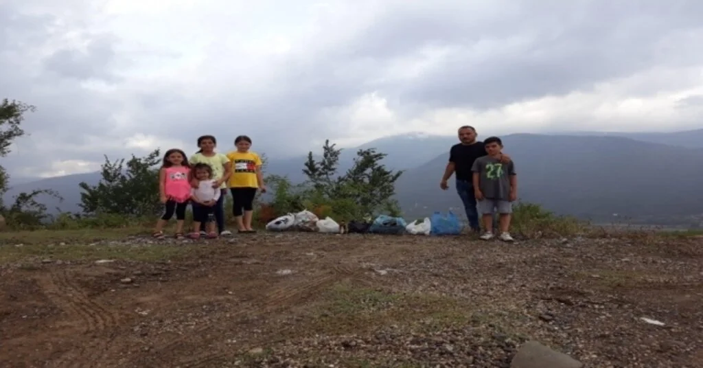Tatile Gelen Gurbetçi Çocuklarıyla Birlikte Çöp Topladı