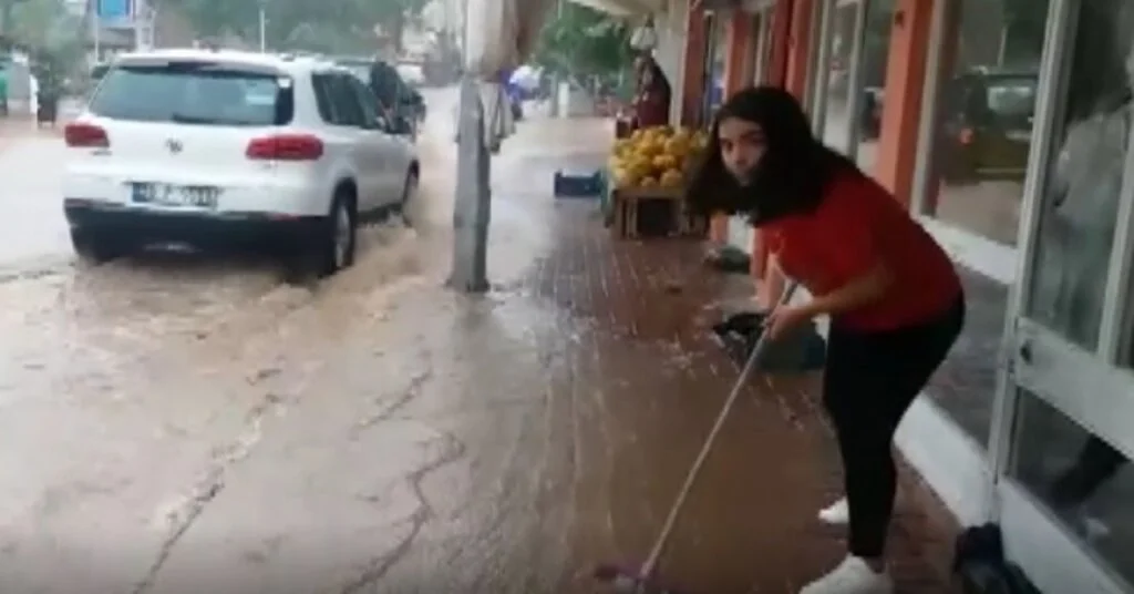 Tavasta Sağanak Yağış Sele Neden Oldu