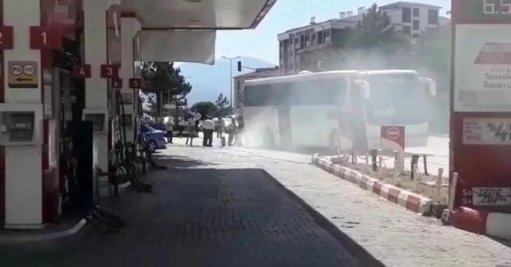 Tayvanlı Turistleri Taşıyan Otobüs Alev Topuna Dönmekten Son Anda Kurtuldu