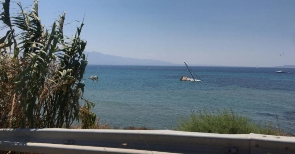 Tekne Sulara Gömüldü, 2 Kişi Son Anda Kurtuldu