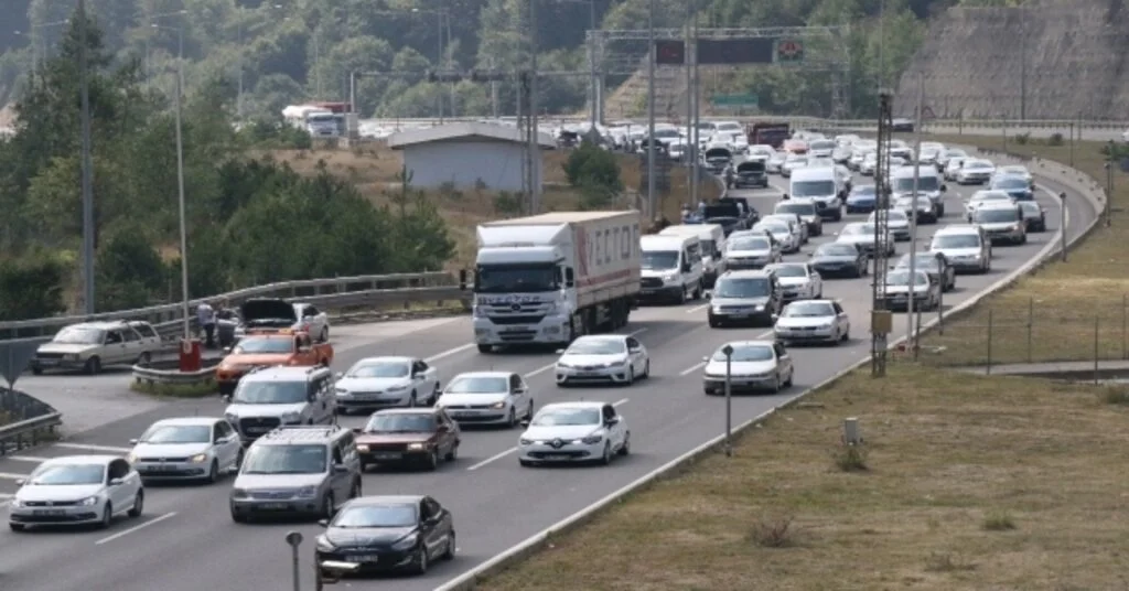 Tem Otoyolu Bolu Dağında Tatilciler Uzun Kuyruklar Oluşturdu
