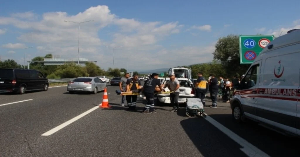 Tem Otoyolunda Kazalar Nedeniyle Trafik Durma Noktasına Geldi