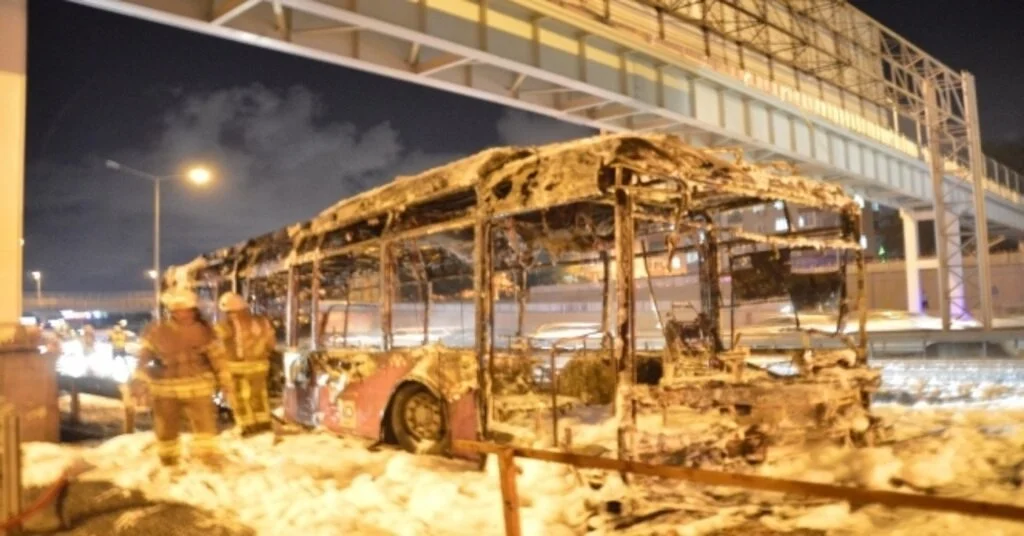 Tem Otoyolunda Seyir Halinde Olan Özel Halk Otobüsü Küle Döndü