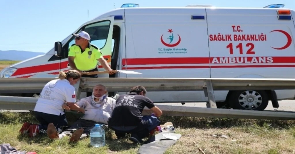 Temde Bariyerlere Çarpan Lüks Cip Refüje Uçtu: 4 Yaralı