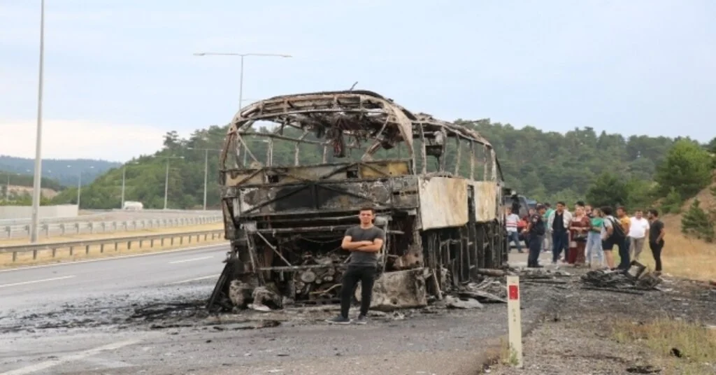 Temde, Seyir Halindeki Otobüs Alev Alev Yandı