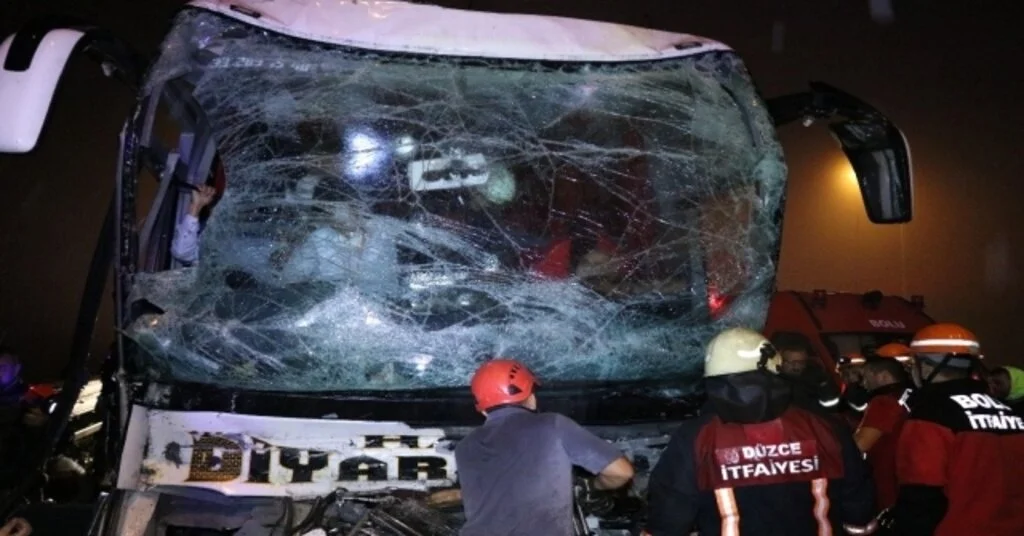 Temde, Yolcu Otobüsü Tıra Çarptı: 37 Yaralı