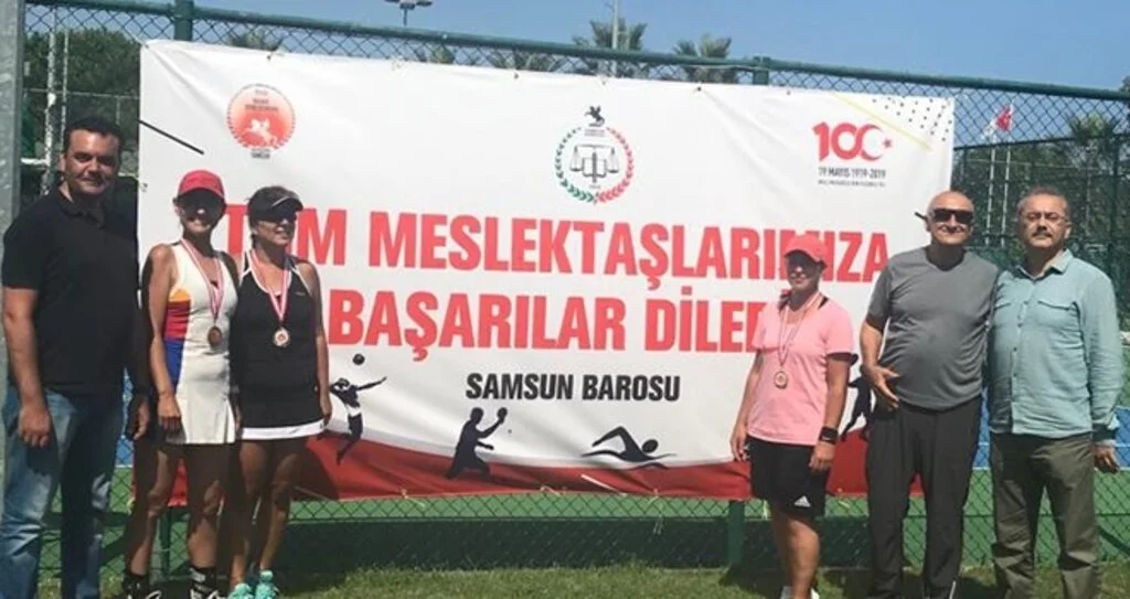 Tenis şampiyonları madalyalarını aldı